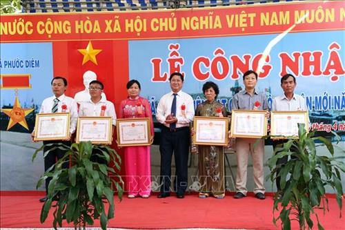 Lãnh đạo UBND tỉnh Ninh Thuận tặng bằng khen cho các tập thể, cá nhân có thành tích xuất sắc trong thực hiện chương trình mục tiêu Quốc gia xây dựng nông thôn mới. Ảnh: Công Thử - TTXV Lãnh đạo UBND tỉnh Ninh Thuận tặng bằng khen cho các tập thể, cá nhân có thành tích xuất sắc trong thực hiện chương trình mục tiêu Quốc gia xây dựng nông thôn mới. Ảnh: Công Thử - TTXV