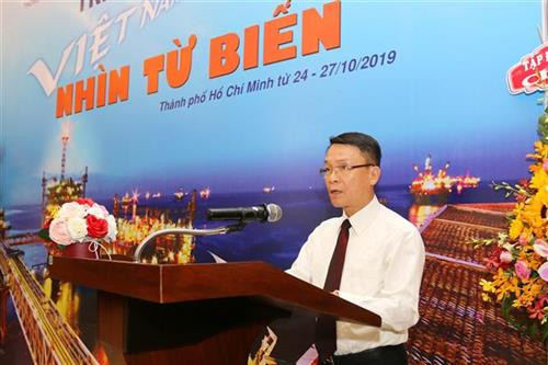 Tổng Giám đốc Thông Tấn xã Việt Nam Nguyễn Đức Lợi phát biểu khai mạc Triển lãm ảnh “Việt Nam – Nhìn từ biển”. Ảnh: Thanh Vũ - TTXVN Tổng Giám đốc Thông Tấn xã Việt Nam Nguyễn Đức Lợi phát biểu khai mạc Triển lãm ảnh “Việt Nam – Nhìn từ biển”. Ảnh: Thanh Vũ - TTXVN