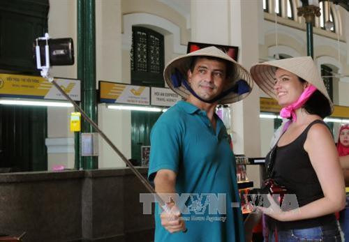 Du khách quốc tế tham quan, chụp ảnh lưu niệm tại Bưu điện Thành phố Hồ Chí Minh. Ảnh: An Hiếu – TTXVN Du khách quốc tế tham quan, chụp ảnh lưu niệm tại Bưu điện Thành phố Hồ Chí Minh. Ảnh: An Hiếu – TTXVN