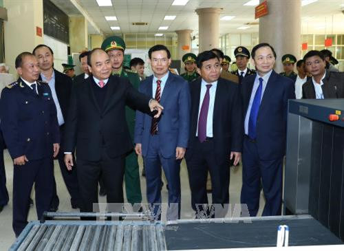 Thủ tướng Nguyễn Xuân Phúc thăm Trạm kiểm soát liên ngành Cửa khẩu quốc tế Thanh Thuỷ. Ảnh: Thống Nhất –TTXVN