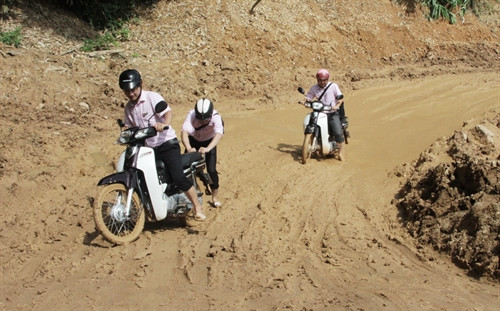 Cán bộ NHCSXH huyện Nậm Pồ (Điện Biên) xuống cơ sở thăm, kiểm tra hộ vay vốn