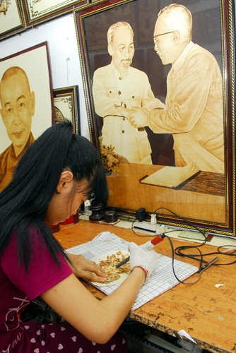 Cơ sở làm tranh của ông Võ Văn Tạng hiện có 15 công nhân làm việc với mức thu nhập từ 3,5 - 5 triệu đồng/tháng.