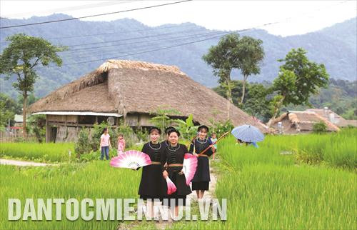 Các thiếu nữ dân tộc Tày trên đường tham gia nghi lễ hát Then truyền thống Hà Giang Các thiếu nữ dân tộc Tày trên đường tham gia nghi lễ hát Then truyền thống Hà Giang