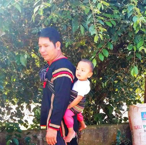 Không chỉ phụ nữ, đàn ông cũng sử dụng địu để địu trẻ khi có việc phải đi ra ngoài. Không chỉ phụ nữ, đàn ông cũng sử dụng địu để địu trẻ khi có việc phải đi ra ngoài.