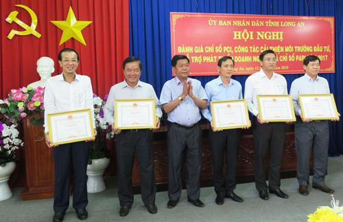 Chủ tịch UBND tỉnh Long An Trần Văn Cần trao bằng khen cho tập thể, cá nhân có thành tích tốt trong cải thiện chỉ số PCI năm 2017. Ảnh: Báo Long An online Chủ tịch UBND tỉnh Long An Trần Văn Cần trao bằng khen cho tập thể, cá nhân có thành tích tốt trong cải thiện chỉ số PCI năm 2017. Ảnh: Báo Long An online