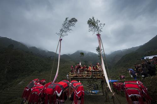 Sau khi đã xong mọi nghi lễ, mọi người mới mở tiệc ăn mừng những người được cấp sắc. Các thầy và những người đến dự cùng nhau ăn uống chúc mừng thành công của đại lễ cấp sắc 12 đèn. Ảnh: laodong.vn