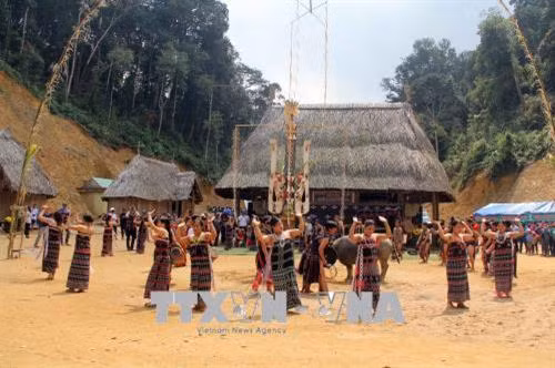 Lễ hội khai năm tạ ơn rừng lần thứ nhất của đồng bào dân tộc Cơ tu trên địa bàn huyện miền núi Tây Giang , tỉnh Quảng Nam. Ảnh: Đỗ Trưởng - TTXVN