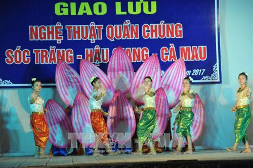 Một số tiết mục văn nghệ trong chương trình giao lưu nghệ thuật quần chúng tỉnh Sóc Trăng – Hậu Giang – Cà Mau diễn ra trong khuôn viên chùa Xiêm Cán (xã Vĩnh Trạch Đông, Thành phố Bạc Liêu, tỉnh Bạc Liêu). Ảnh: Mạnh Linh-TTXVN