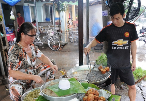 Cửa hàng Bà Trầm Thị Đào, xã Đại Tâm, Huyện Mỹ Xuyên – người có truyền thống gia truyền với 3 thế hệ chế biến Bánh Cống.