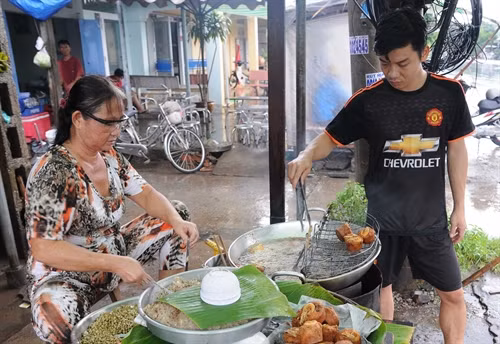 Cửa hàng Bà Trầm Thị Đào, xã Đại Tâm, Huyện Mỹ Xuyên – người có truyền thống gia truyền với 3 thế hệ chế biến Bánh Cống.
