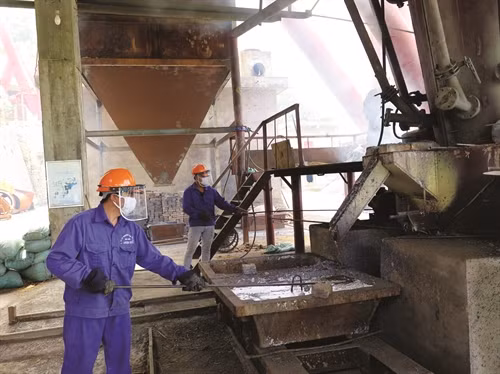 Chế biến quặng tại Công ty khoáng sản Bắc Kạn, một trong những doanh nghiệp lớn đóng trên địa bàn huyện Chế biến quặng tại Công ty khoáng sản Bắc Kạn, một trong những doanh nghiệp lớn đóng trên địa bàn huyện