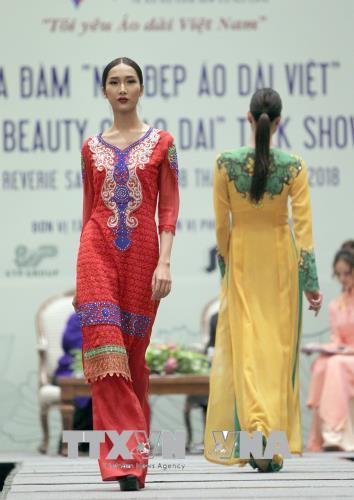 Các người mẫu trình diễn áo dài trong bộ sưu tập "Hội nhập". Ảnh: Quang Nhựt – TTXVN Các người mẫu trình diễn áo dài trong bộ sưu tập "Hội nhập". Ảnh: Quang Nhựt – TTXVN