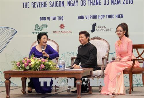 Bà Tôn Nữ Thị Ninh (bên trái), Phó Chủ tịch Uỷ ban Hoà bình Việt Nam và nhà thiết kế áo dài Lê Sĩ Hoàng (giữa) tham gia tọa đàm. Ảnh: Quang Nhựt – TTXVN Bà Tôn Nữ Thị Ninh (bên trái), Phó Chủ tịch Uỷ ban Hoà bình Việt Nam và nhà thiết kế áo dài Lê Sĩ Hoàng (giữa) tham gia tọa đàm. Ảnh: Quang Nhựt – TTXVN