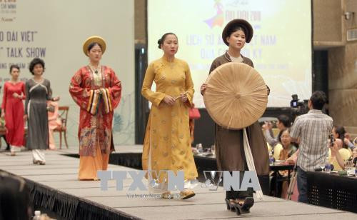 Các người mẫu trình diễn áo dài trong bộ sưu tập "Lịch sử áo dài Việt Nam". Ảnh: Quang Nhựt – TTXVN Các người mẫu trình diễn áo dài trong bộ sưu tập "Lịch sử áo dài Việt Nam". Ảnh: Quang Nhựt – TTXVN