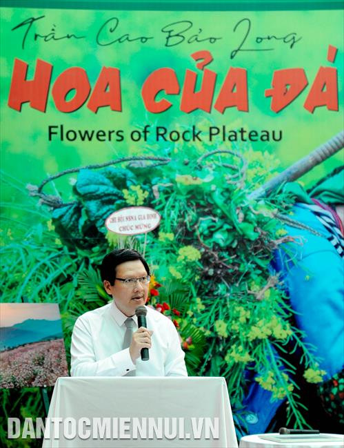 NSNA Lê Xuân Thăng, Phó Chủ tịch Hội NSNA Việt Nam phát biểu tại triển lãm