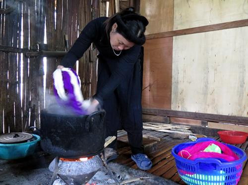 Công đoạn luộc sợi. Ảnh: Đức Hiếu - TTXVN Công đoạn luộc sợi. Ảnh: Đức Hiếu - TTXVN