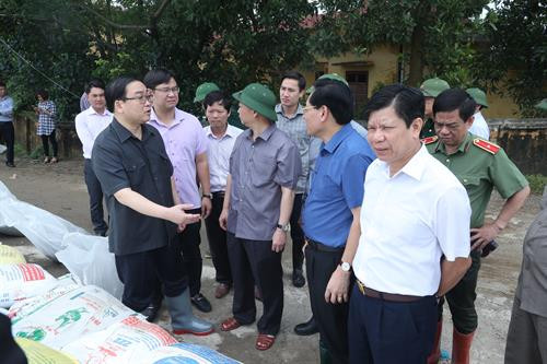 Bí thư Thành ủy Hà Nội Hoàng Trung Hải trao đổi với các đồng chí lãnh đạo UBND thành phố, sở, ban, ngành, địa phương khi kiểm tra, thị sát tuyến đê tả sông Bùi đoạn qua xã Thanh Bình, huyện Chương Mỹ.