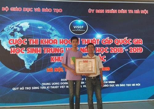 Em Hoàng Thanh Tùng (áo tím bên trái) được khen thưởng trong cuộc thi Khoa học kỹ thuật cấp Quốc gia khu vực phía Bắc năm học 2018 - 2019 Em Hoàng Thanh Tùng (áo tím bên trái) được khen thưởng trong cuộc thi Khoa học kỹ thuật cấp Quốc gia khu vực phía Bắc năm học 2018 - 2019