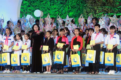 Phó Chủ tịch nước Đặng Thị Ngọc Thịnh trao quà cho các cháu thiếu nhi trong đêm hội thành Tuyên năm 2017. Ảnh: Thế Duyệt – TTXVN Các đại biểu trao quà cho các cháu thiếu nhi trong đêm hội thành Tuyên năm 2017 . Ảnh: Quang Cường – TTXVN Các mô hình đèn lồng tham gia diễn diễu trong đêm hội thành Tuyên năm 2017 . Ảnh: Thế Duyệt – TTXVN Các mô hình đèn lồng tham gia diễn diễu trong đêm hội thành Tuyên năm 2017 . Ảnh: Thế Duyệt – TTXVN Phó Chủ tịch nước Đặng Thị Ngọc Thịnh trao quà cho các cháu thiếu nhi trong đêm hội thành Tuyên năm 2017. Ảnh: Thế Duyệt – TTXVN Các đại biểu trao quà cho các cháu thiếu nhi trong đêm hội thành Tuyên năm 2017 . Ảnh: Quang Cường – TTXVN Các mô hình đèn lồng tham gia diễn diễu trong đêm hội thành Tuyên năm 2017 . Ảnh: Thế Duyệt – TTXVN Các mô hình đèn lồng tham gia diễn diễu trong đêm hội thành Tuyên năm 2017 . Ảnh: Thế Duyệt – TTXVN