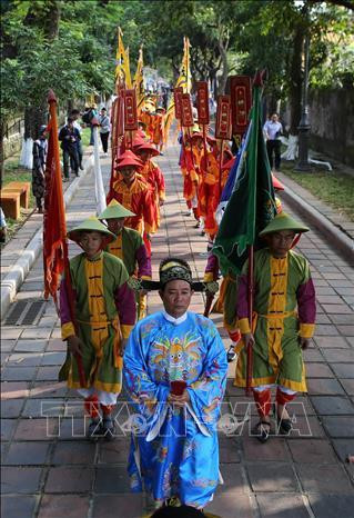 Đoàn rước cây nêu đi qua khu vực Đại Nội Huế. Ảnh: Hồ Cầu-TTXVN Đoàn rước cây nêu đi qua khu vực Đại Nội Huế. Ảnh: Hồ Cầu-TTXVN