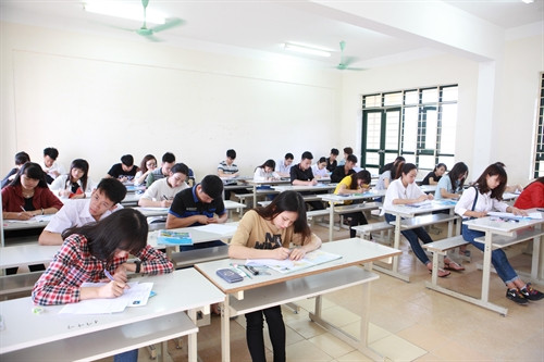 Thí sinh tại cụm thi trường Cao đẳng Hải Dương trao đổi sau khi kết thúc môn thi Địa Lý, sáng 3/7. Ảnh: Mạnh Minh- TTXVN