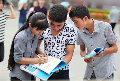 Chiến sỹ công an, cán bộ tài chính, thuế, hải quan tỉnh Nghệ An chuẩn bị các suất cơm miễn phí từ số tiền quyên góp được gần 30 triệu đồng để giúp đỡ các thí sinh có hoàn cảnh khó khăn dự thi kỳ thi THPT quốc gia 2016. Ảnh: Tá Chuyên- TTXVN