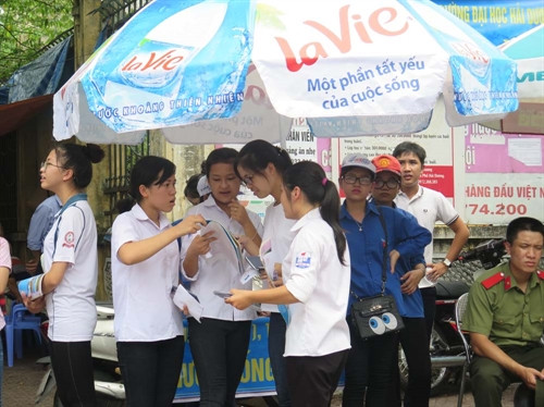 Trong những ngày diễn ra kỳ thi THPT quốc gia 2016, rất đông các lực lượng tình nguyện, từ sinh viên, cảnh sát giao thông, cảnh sát trật tự, đến các đơn vị, doanh nghiệp, nhà hảo tâm... trên khắp cả nước đã tổ chức nhiều hoạt động thiết thực nhằm giúp đỡ, tiếp sức cho các thí sinh và người nhà, góp phần làm nên một kỳ thi trọn vẹn, tốt đẹp. Trong ảnh: Cảnh sát giao thông cùng lực lượng tình nguyện viên hướng dẫn, đảm bảo an toàn giao thông cho các thí sinh tại điểm thi trường Đại học Khoa học Tự nhiên thành phố Hồ Chí Minh. Ảnh: An Hiếu- TTXVN