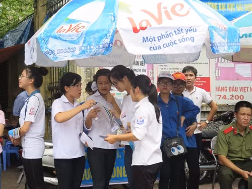 Thí sinh tại cụm thi trường Cao đẳng Hải Dương trao đổi sau khi kết thúc môn thi Địa Lý, sáng 3/7. Ảnh: Mạnh Minh- TTXVN