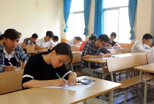 Các thí sinh dự thi môn Hóa học tại cụm thi trường Đại học Sư phạm Hà Nội, chiều 3/7 Ảnh: Quý Trung- TTXVN