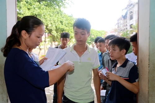 Kiểm tra công tác coi thi tại điểm thi số 01 trường Đại học Y Dươc Thái Bình.. Ảnh: Xuân Tiến- TTXVN