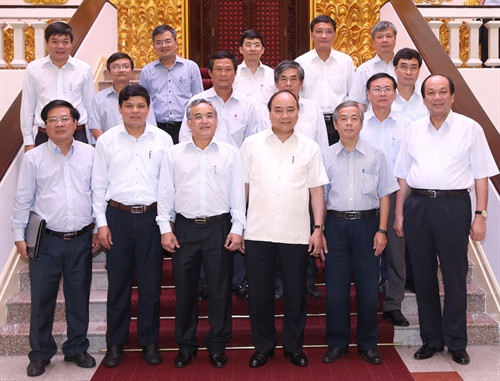 Thủ tướng Nguyễn Xuân Phúc với các lãnh đạo chủ chốt tỉnh Kon Tum. Ảnh: Thống Nhất-TTXVN Thủ tướng Nguyễn Xuân Phúc với các lãnh đạo chủ chốt tỉnh Kon Tum. Ảnh: Thống Nhất-TTXVN