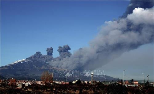 Núi lửa Etna phun cột tro bụi lớn lên không trung ngày 24/12/2018. Ảnh: AFP/TTXVN Núi lửa Etna phun cột tro bụi lớn lên không trung ngày 24/12/2018. Ảnh: AFP/TTXVN