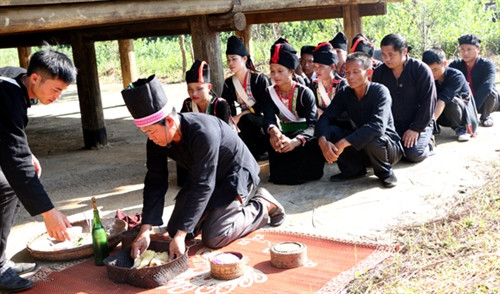 Chuẩn bị cho Lễ cầu mưa. Chuẩn bị cho Lễ cầu mưa.