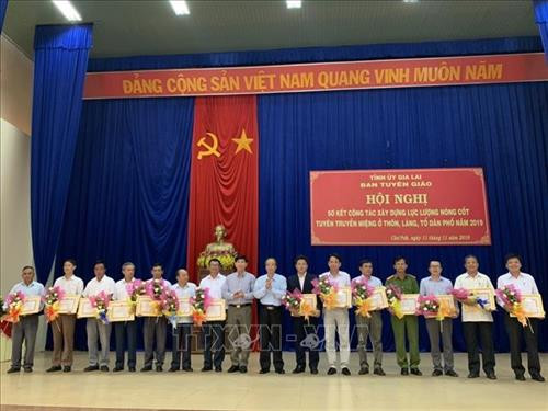 Các tập thể tiêu biểu trong công tác tuyên truyền miệng tại thôn, làng, tổ dân phố trên địa bàn tỉnh Gia Lai được tuyên dương. Ảnh: Hồng Điệp - TTXVN Các tập thể tiêu biểu trong công tác tuyên truyền miệng tại thôn, làng, tổ dân phố trên địa bàn tỉnh Gia Lai được tuyên dương. Ảnh: Hồng Điệp - TTXVN