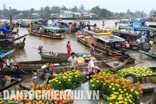 Chợ nổi Ngã Bảy luôn thu hút du khách mỗi dịp Tết đến, xuân về. Ảnh: Hồng Dân