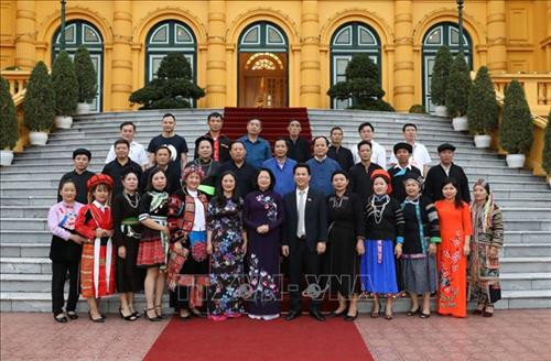 Phó Chủ tịch nước Đặng Thị Ngọc Thịnh với các đại biểu. Ảnh: Văn Điệp –TTXVN Phó Chủ tịch nước Đặng Thị Ngọc Thịnh với các đại biểu. Ảnh: Văn Điệp –TTXVN