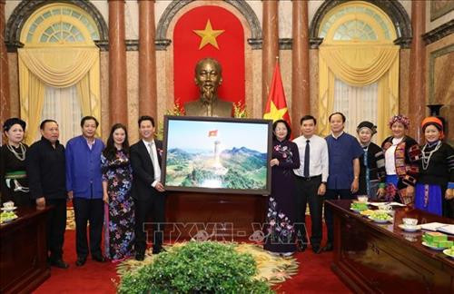 Đoàn đại biểu người dân tộc thiểu số tiêu biểu của tỉnh Hà Giang tặng Chủ tịch nước Đặng Thị Ngọc Thịnh bức ảnh Cột cờ Lũng Cú - Hà Giang. Ảnh: Văn Điệp –TTXVN Đoàn đại biểu người dân tộc thiểu số tiêu biểu của tỉnh Hà Giang tặng Chủ tịch nước Đặng Thị Ngọc Thịnh bức ảnh Cột cờ Lũng Cú - Hà Giang. Ảnh: Văn Điệp –TTXVN