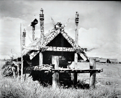 Nhà mồ người Ê Đê của buôn Ma Diap.