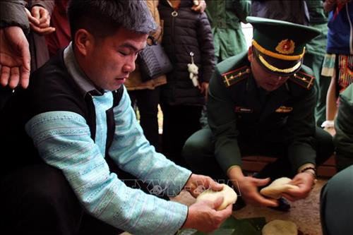 Các chiến sĩ và nhân dân địa phương tham gia các hoạt động văn hóa dân gian tại chương trình. Ảnh: Diệp Anh – TTXVN Các chiến sĩ và nhân dân địa phương tham gia các hoạt động văn hóa dân gian tại chương trình. Ảnh: Diệp Anh – TTXVN