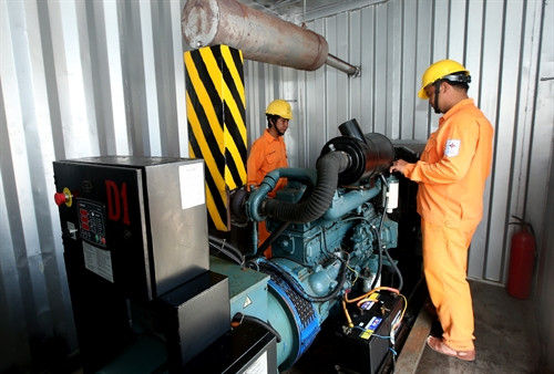 Công nhân Công ty Điện lực Quảng Ngãi vận hành các tổ máy diesel phát điện trên đảo Bé, gồm 2 tổ máy diesel phát điện, công suất 2x110 kVA. Công nhân Công ty Điện lực Quảng Ngãi vận hành các tổ máy diesel phát điện trên đảo Bé, gồm 2 tổ máy diesel phát điện, công suất 2x110 kVA.