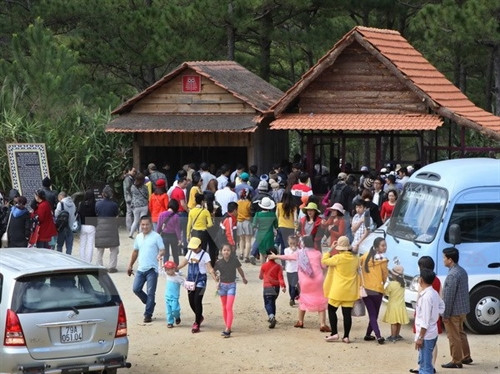 Du khách tham quan Làng Cù Lân, cách Đà Lạt 20km. (Ảnh: Dương Giang/TTXVN) Du khách tham quan Làng Cù Lân, cách Đà Lạt 20km. (Ảnh: Dương Giang/TTXVN)