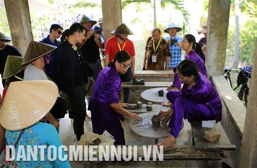 Du khách tham quan nhà rường ở làng cổ Phước Tích. Ảnh: Hồ Cầu Du khách trực tiếp tham gia trải nghiệm nghề làm gốm cùng người dân địa phương. Ảnh: Hồ Cầu Du khách tham quan nhà rường ở làng cổ Phước Tích. Ảnh: Hồ Cầu Du khách trực tiếp tham gia trải nghiệm nghề làm gốm cùng người dân địa phương. Ảnh: Hồ Cầu