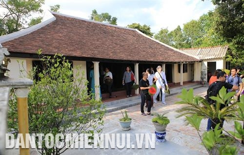 Du khách tham quan nhà rường ở làng cổ Phước Tích. Ảnh: Hồ Cầu Du khách trực tiếp tham gia trải nghiệm nghề làm gốm cùng người dân địa phương. Ảnh: Hồ Cầu Du khách tham quan nhà rường ở làng cổ Phước Tích. Ảnh: Hồ Cầu Du khách trực tiếp tham gia trải nghiệm nghề làm gốm cùng người dân địa phương. Ảnh: Hồ Cầu