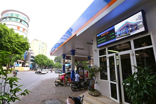 Khách đến mua xăng tại cửa hàng số 9 Trần Hưng Đạo (Hà Nội). Ảnh: Minh Quyết - TTXVN