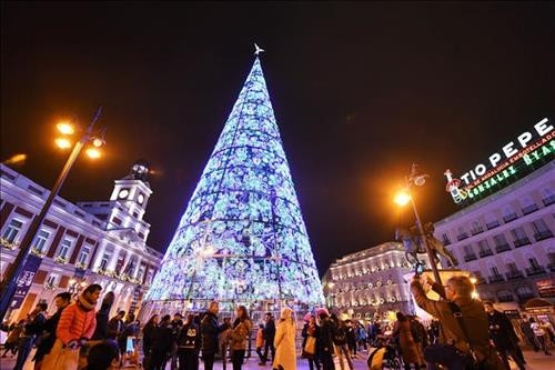 Trẻ em vui chơi mừng đón lễ Giáng sinh tại Singapore. Ảnh: THX/TTXVN Người dân tham gia cuộc thi chạy Ông già Noel tại Vilnius, Litsva. Ảnh: THX/TTXVN Hát mừng lễ Giáng Sinh tại Nhà thờ Frankfurt, Đức. Ảnh: THX/TTXVN Thợ lặn trong trang phục Ông già Noel chào đón du khách tới Công viên Thủy cung ở Manila, Philippines trong dịp lễ Giáng Sinh. Ảnh: THX/TTXVN Thắp sáng cây thông Noel tại Yangon, Myanmar. Ảnh: THX/TTXVN Thắp sáng cây thông Noel chào đón Giáng Sinh và Năm Mới tại quảng trường ở Yerevan, Armenia. Ảnh: THX/TTXVN Hàng trăm người trong trang phục ông già Noel tham gia lễ hội SantaCon chào đón Giáng Sinh ở New York, Mỹ. Ảnh: THX/TTXVN Một gia đình mua sắm chuẩn bị lễ Giáng Sinh tại Houston, Mỹ. Ảnh: THX/TTXVN Người dân Tây Ban Nha mừng đón Giáng Sinh tại quảng trường Landmark Puerta del Sol ở Madrid. Ảnh: THX/TTXVN Trẻ em vui chơi tại công viên tuyết nhân tạo trong dịp lễ Giáng Sinh ở tỉnh Banten, Indonesia. Ảnh: THX/TTXVN Trang trí chuẩn bị cho lễ Giáng Sinh tại thủ đô Baghdad, Iraq. Ảnh: THX/TTXVN Mua sắm chuẩn bị cho lễ Giáng Sinh tại thủ đô Baghdad, Iraq. Ảnh: THX/TTXVN Người dân Malaysia tham quan triển lãm "Disney- Giấc mơ Giáng sinh" tại thủ đô Kuala Lumpur. Ảnh: THX/TTXVN Người dân mua sắm chuẩn bị cho Lễ Giáng Sinh tại Bangalore, Ấn Độ. Ảnh: THX/TTXVN Thắp sáng cây thông Noel khổng lồ tại Quảng trường Azneft ở Baku, Azerbaijan. Ảnh: THX/TTXVN Trẻ em Hàn Quốc vui chơi mừng đón lễ Giáng Sinh tại làng Ông già Noel ở Gyeongsangbuk-do. Ảnh: THX/TTXVN Các loại bánh cho Lễ Giáng sinh được bày bán tại Làng Ông già Noel ở Gyeongsangbuk-do, Hàn Quốc. Ảnh: THX/TTXVN Người dân Hàn Quốc chào đón Giáng Sinh tại làng Ông già Noel ở Gyeongsangbuk-do. Ảnh: THX/TTXVN Người dân Syria mừng đón Giáng Sinh tại thủ đô Damascus. Ảnh: THX/TTXVN Trẻ em vui chơi mừng đón lễ Giáng sinh tại Singapore. Ảnh: THX/TTXVN Người dân tham gia cuộc thi chạy Ông già Noel tại Vilnius, Litsva. Ảnh: THX/TTXVN Hát mừng lễ Giáng Sinh tại Nhà thờ Frankfurt, Đức. Ảnh: THX/TTXVN Thợ lặn trong trang phục Ông già Noel chào đón du khách tới Công viên Thủy cung ở Manila, Philippines trong dịp lễ Giáng Sinh. Ảnh: THX/TTXVN Thắp sáng cây thông Noel tại Yangon, Myanmar. Ảnh: THX/TTXVN Thắp sáng cây thông Noel chào đón Giáng Sinh và Năm Mới tại quảng trường ở Yerevan, Armenia. Ảnh: THX/TTXVN Hàng trăm người trong trang phục ông già Noel tham gia lễ hội SantaCon chào đón Giáng Sinh ở New York, Mỹ. Ảnh: THX/TTXVN Một gia đình mua sắm chuẩn bị lễ Giáng Sinh tại Houston, Mỹ. Ảnh: THX/TTXVN Người dân Tây Ban Nha mừng đón Giáng Sinh tại quảng trường Landmark Puerta del Sol ở Madrid. Ảnh: THX/TTXVN Trẻ em vui chơi tại công viên tuyết nhân tạo trong dịp lễ Giáng Sinh ở tỉnh Banten, Indonesia. Ảnh: THX/TTXVN Trang trí chuẩn bị cho lễ Giáng Sinh tại thủ đô Baghdad, Iraq. Ảnh: THX/TTXVN Mua sắm chuẩn bị cho lễ Giáng Sinh tại thủ đô Baghdad, Iraq. Ảnh: THX/TTXVN Người dân Malaysia tham quan triển lãm "Disney- Giấc mơ Giáng sinh" tại thủ đô Kuala Lumpur. Ảnh: THX/TTXVN Người dân mua sắm chuẩn bị cho Lễ Giáng Sinh tại Bangalore, Ấn Độ. Ảnh: THX/TTXVN Thắp sáng cây thông Noel khổng lồ tại Quảng trường Azneft ở Baku, Azerbaijan. Ảnh: THX/TTXVN Trẻ em Hàn Quốc vui chơi mừng đón lễ Giáng Sinh tại làng Ông già Noel ở Gyeongsangbuk-do. Ảnh: THX/TTXVN Các loại bánh cho Lễ Giáng sinh được bày bán tại Làng Ông già Noel ở Gyeongsangbuk-do, Hàn Quốc. Ảnh: THX/TTXVN Người dân Hàn Quốc chào đón Giáng Sinh tại làng Ông già Noel ở Gyeongsangbuk-do. Ảnh: THX/TTXVN Người dân Syria mừng đón Giáng Sinh tại thủ đô Damascus. Ảnh: THX/TTXVN