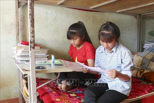 Học sinh tranh thủ học bài tại phòng ở nội trú. Ảnh: Xuân Tư – TTXVN