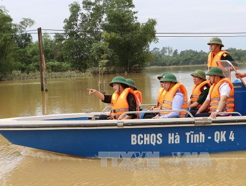 Chủ tịch Quốc hội Nguyễn Thị Kim Ngân đi thị sát tại xã Đức Hưng, huyện Vũ Quang vẫn đang ngập trong lũ. Ảnh: Trọng Đức – TTXVN