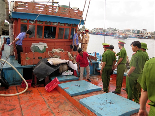 Thuyền trưởng Bùi Văn Cu (áo đỏ) dựng lại hiện trường Thuyền trưởng Bùi Văn Cu (áo đỏ) dựng lại hiện trường