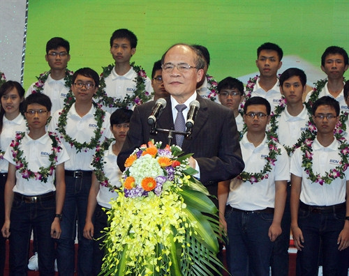 Chủ tịch Quốc hội Nguyễn Sinh Hùng phát biểu tại buổi lễ. Ảnh: Nguyễn Dân – TTXVN Chủ tịch Quốc hội Nguyễn Sinh Hùng phát biểu tại buổi lễ. Ảnh: Nguyễn Dân – TTXVN