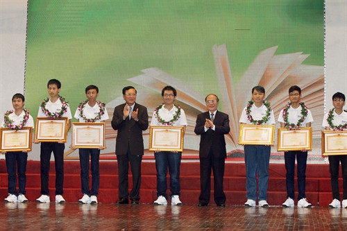 Chủ tịch Quốc hội Nguyễn Sinh Hùng và Bộ trưởng Bộ Giáo dục và Đào tạo Phạm Vũ Luận với các em học sinh đoạt Huy chương Vàng trong các kỳ thi Olympic quốc tế và khu vực năm 2015. Ảnh: Nguyễn Dân – TTXVN Chủ tịch Quốc hội Nguyễn Sinh Hùng và Bộ trưởng Bộ Giáo dục và Đào tạo Phạm Vũ Luận với các em học sinh đoạt Huy chương Vàng trong các kỳ thi Olympic quốc tế và khu vực năm 2015. Ảnh: Nguyễn Dân – TTXVN